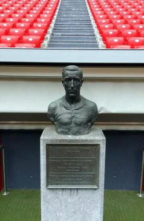 Estatua homenaje al jugador Pichichi en el estadio de San Mamés