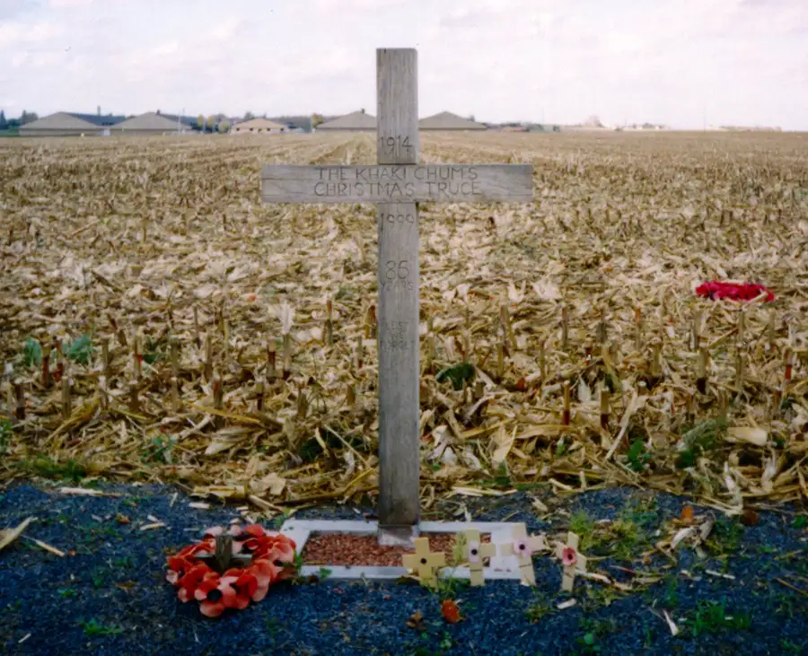 Una cruz, dejada en Comines-Warneton (Saint-Yvon, Warneton) en Bélgica en 1999, para celebrar el lugar de la Tregua de Navidad durante la Primera Guerra Mundial en 1914