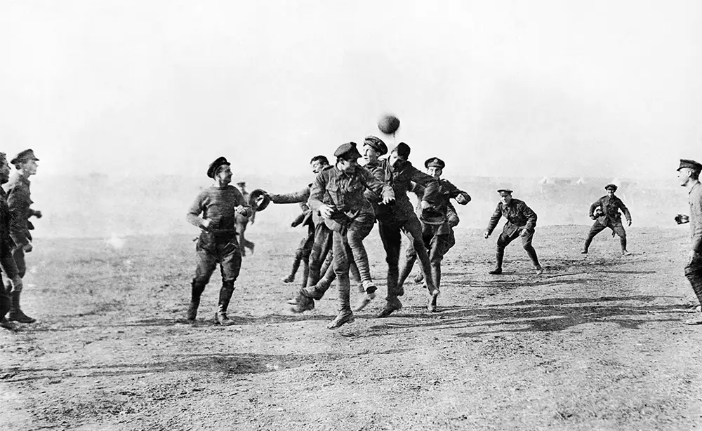 Soldados británicos juegan al fútbol durante la navidad de 1914